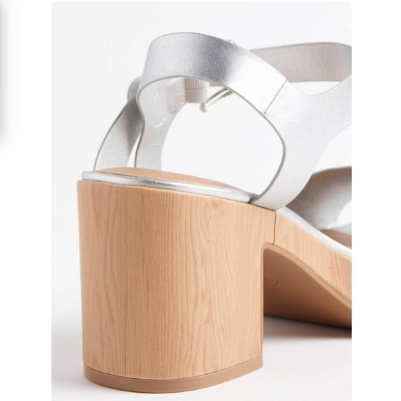 NWOT TORRID Silver Curved Platform Heel Sandal - Picture 6 of 9